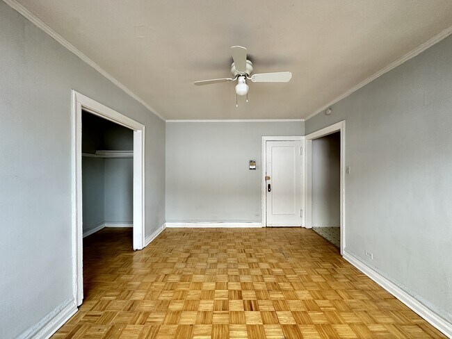 Building Photo - 716 W Belmont