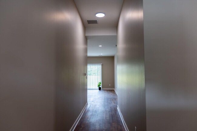 Building Photo - 8456 Oak Shade Cir