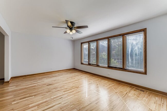 Primary Photo - 2550 W Winnemac Ave