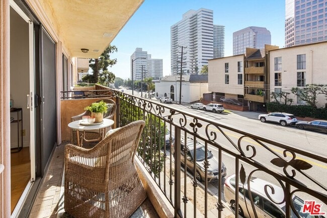 Building Photo - 1154 S Barrington Ave