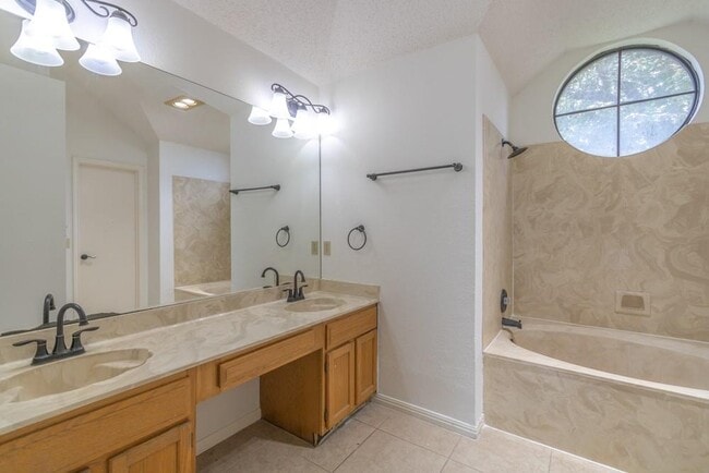 Building Photo - 300 Oakcrest Dr