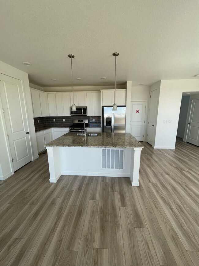 Building Photo - 3 Bedroom 2 Bath Home Available 4/1