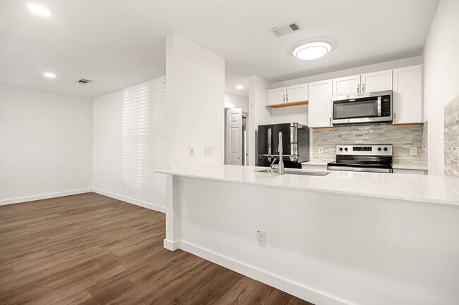 Building Photo - Updated North Austin Condo with Modern Fin...