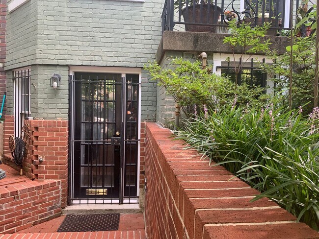 Building Photo - E Street NE 643