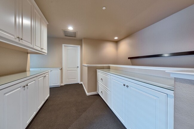 Building Photo - Exceptional 3BR Condo in Folsom! Stylish U...