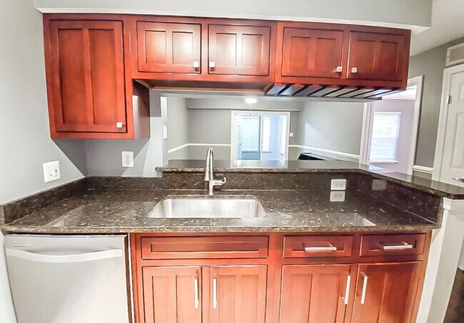 Building Photo - Beautifully Updated 1 Bed 1 Bath Condo With Sunroom In Sought After Point At Park