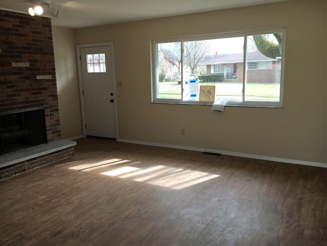Building Photo - **3-BEDROOM/2-BATH RANCH W/ 2-CAR GARAGE!**