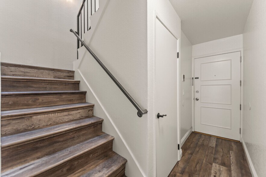 Building Photo - 248 E Buckthorn St