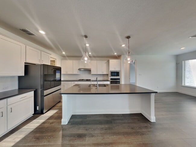 Building Photo - LIVING IN LUXURY!