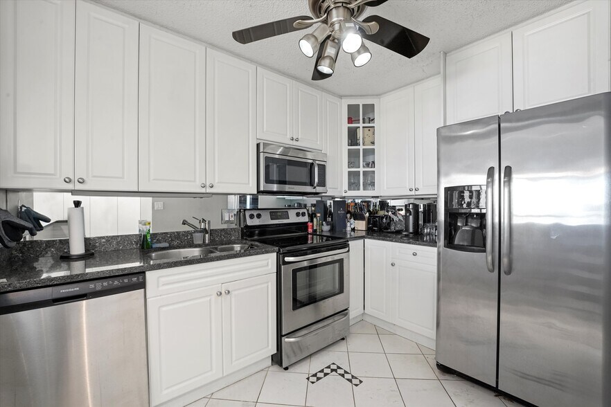 Building Photo - 111 W Maple St