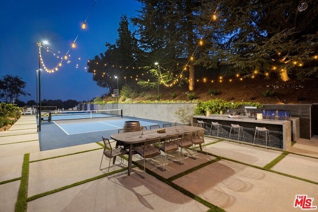 Building Photo - 15438 Mulholland Dr