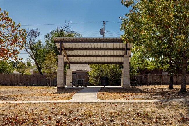 Building Photo - 2304 Silver Spur Dr