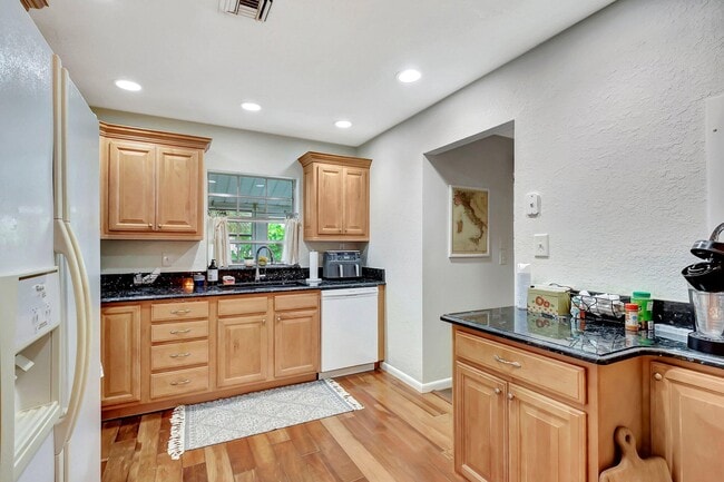 Building Photo - 5840 Summerfield Ct