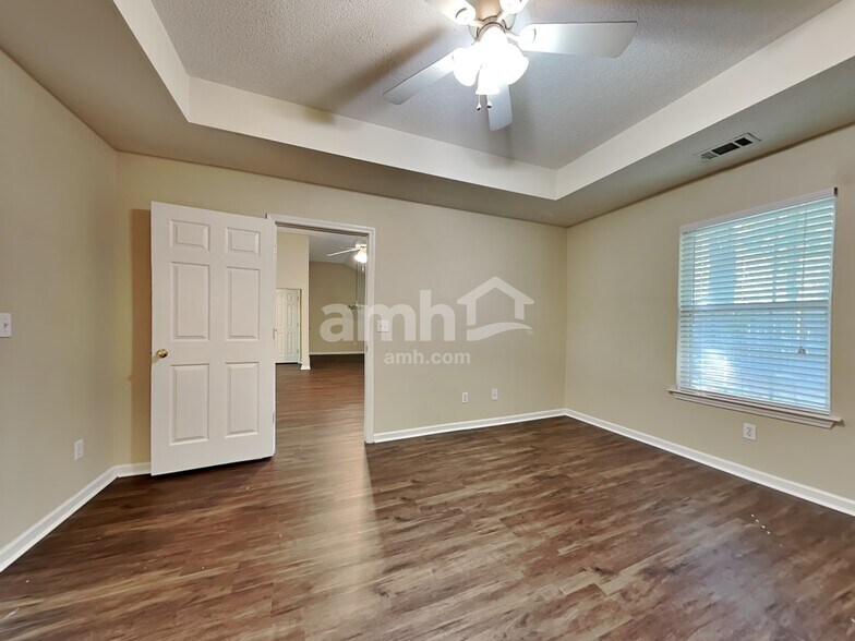Building Photo - 117 W Tisbury Ln