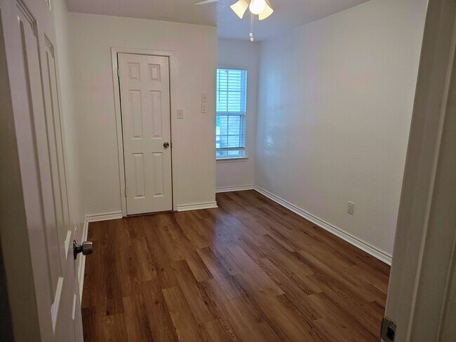 Building Photo - 1222 Royal Crest Dr