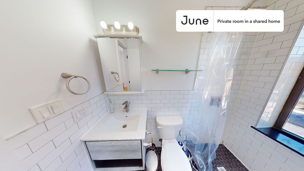 Building Photo - Room in Shared 5 bed/3 bath home in Ridgewood