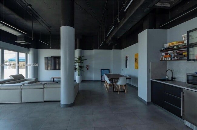 Building Photo - 900 Bay Dr