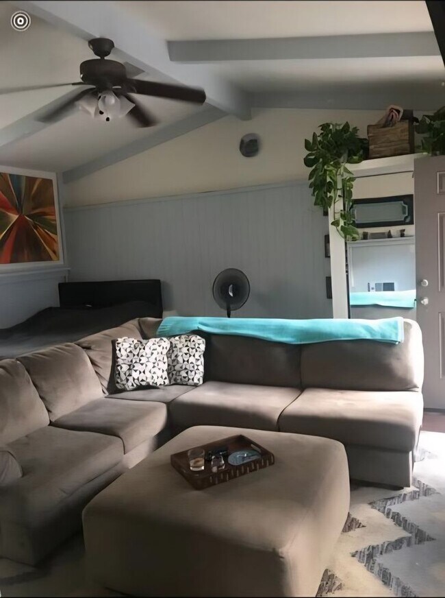 Building Photo - 723