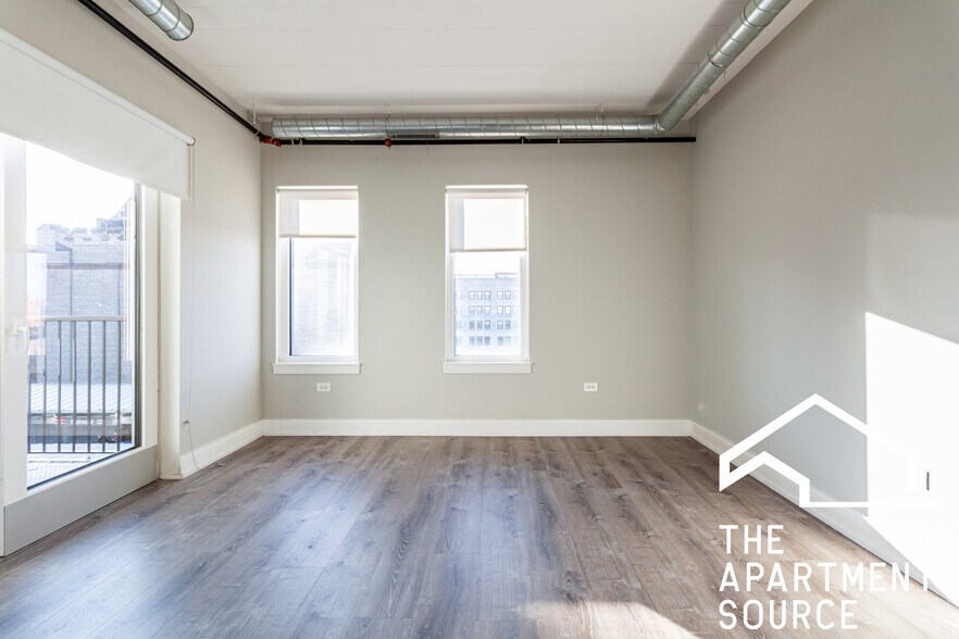 Building Photo - 935 W Belmont Ave