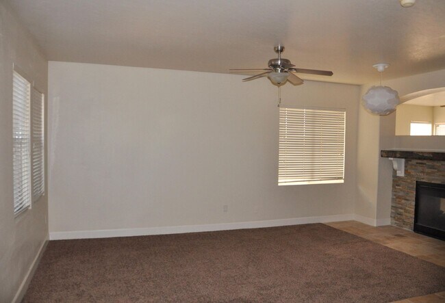 Building Photo - Beautiful gated Mesa Home!