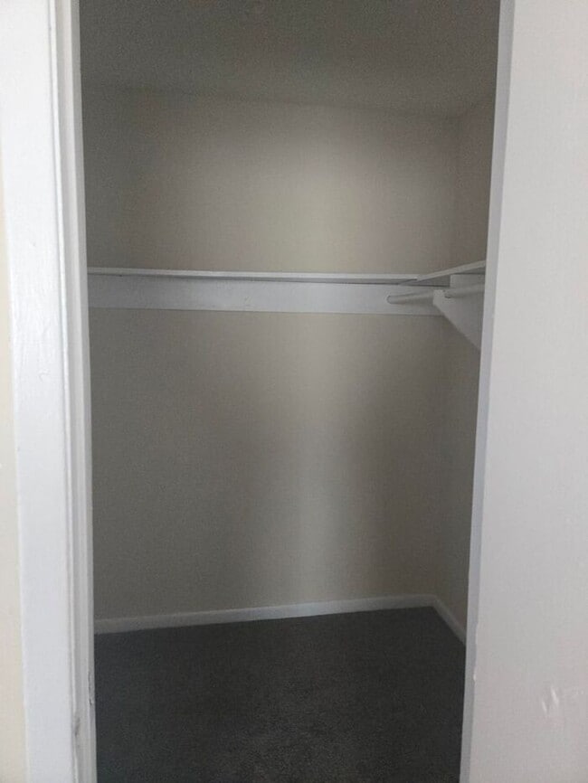 Building Photo - 2bedrooms 1.5 baths Townhome Available Now