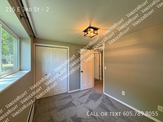 Building Photo - 215 E 3rd St