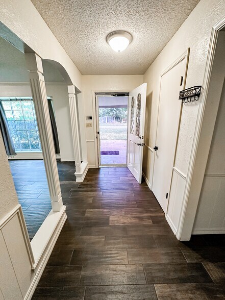 Building Photo - 1118 NW Becontree Dr