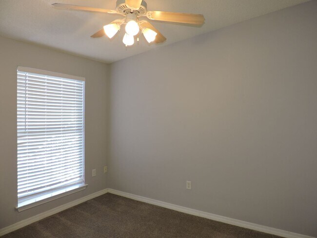 Building Photo - Easy access to interstate, shopping & hosp...