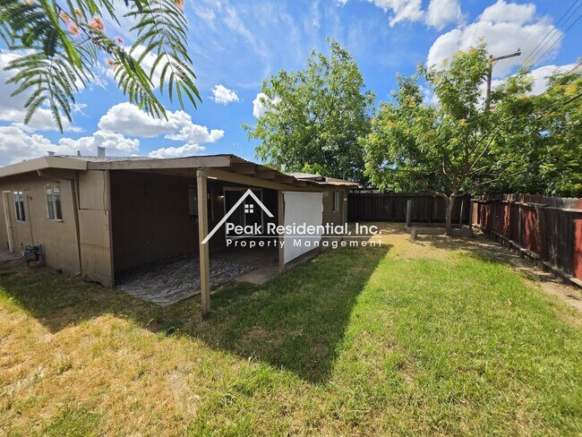 Building Photo - A Charming 3bd/1ba Fruitridge Manor Area Home with Garage