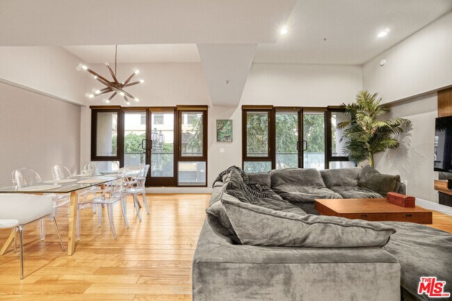 Building Photo - 460 S Spring St