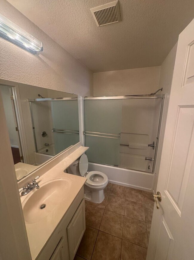 Building Photo - Davis - Centrally Located Home