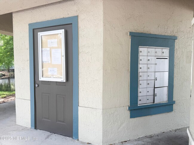 Building Photo - 13700 Richmond Park Dr N
