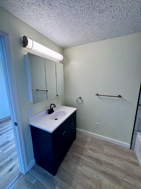 Building Photo - 196 S Point Dr