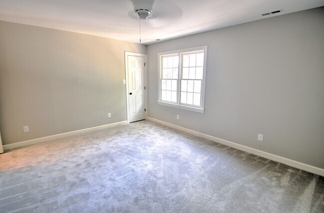 Building Photo - Delightful in Downing Creek