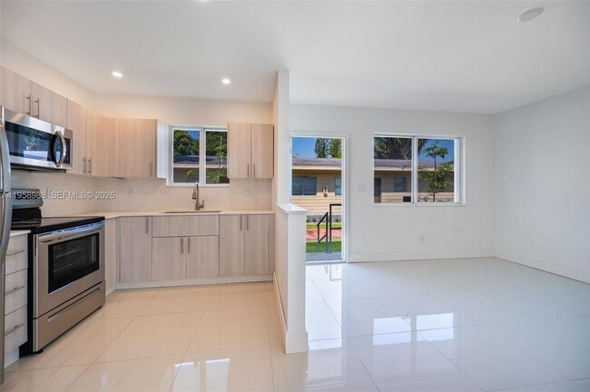 Building Photo - 1080 NE 80th St