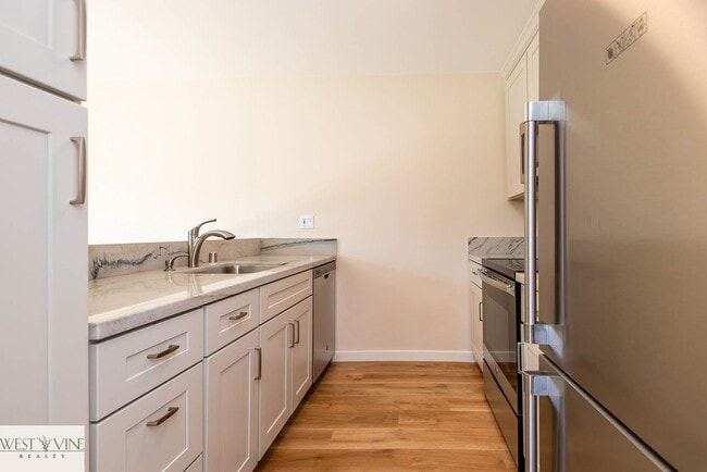 Building Photo - Beautiful 2 Bedroom Condo | Attached Garage | Washer/Dryer