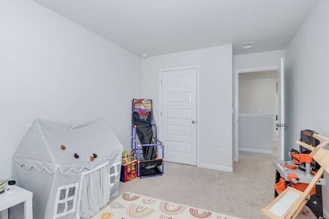 Building Photo - 4 Bedroom 3 Bathroom Two Story Home