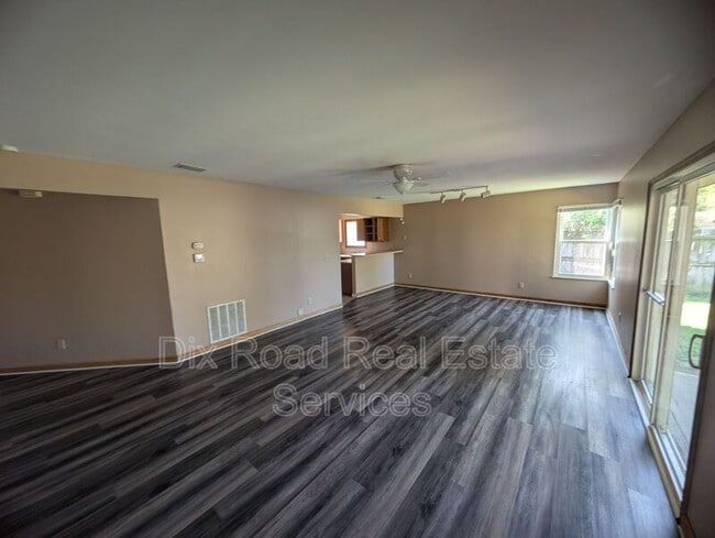Building Photo - 8881 Davidgate Dr