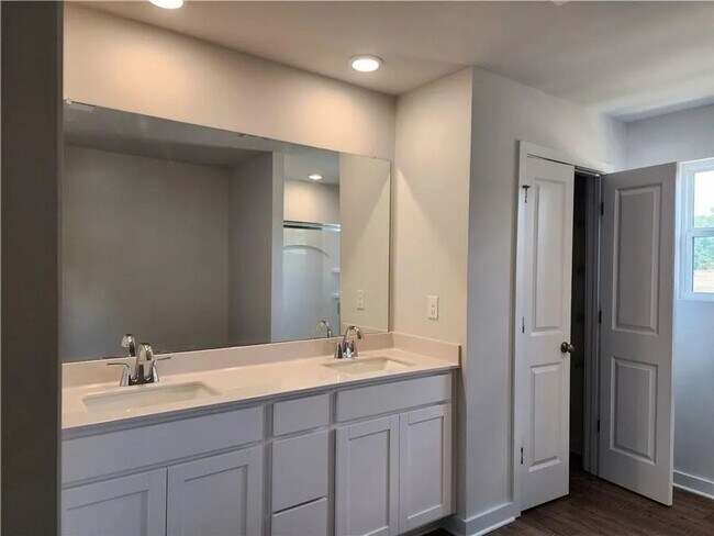 Building Photo - Spacious 3BR Townhome in Lawrenceville
