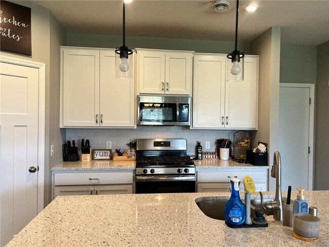 Building Photo - 7303 Fir Ln N