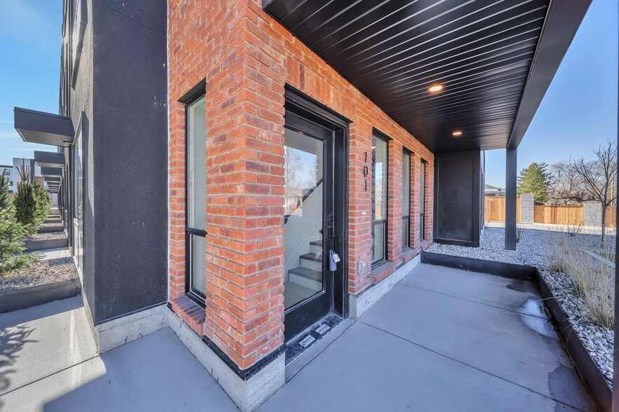Building Photo - 884 E Rowley Dr