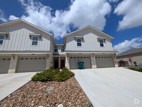 Building Photo - 3/2.5/1.5 Fourplex Close to IH35 for Commu...