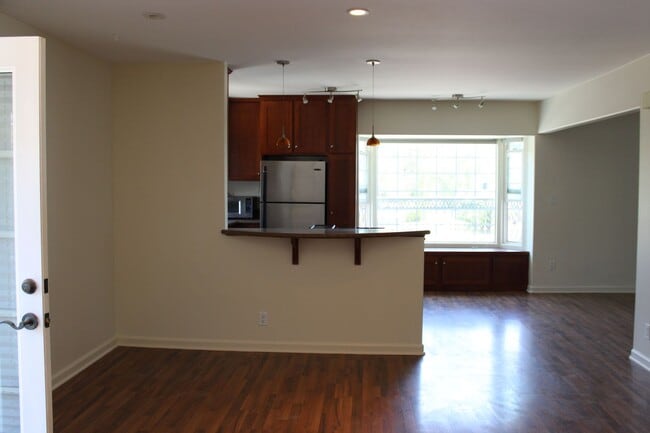 Building Photo - 1 Bedroom Condo in Mission Hills