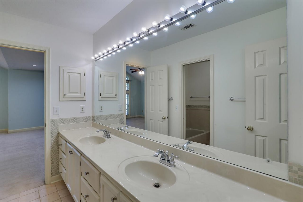 Building Photo - 1330 Roxbury Ct