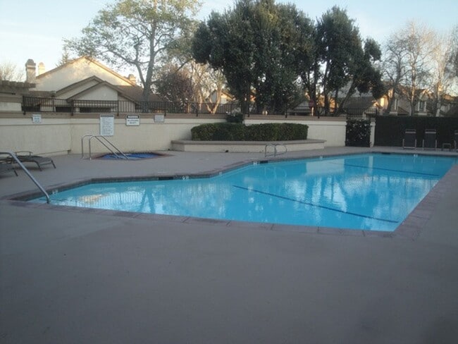 Building Photo - Spacious Townhome at Stonebridge