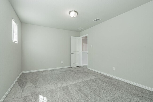 Building Photo - Spacious 3-bedroom, 2.5-bathroom home with...