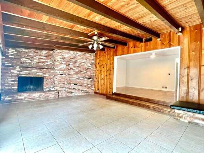 Building Photo - 3 bedroom  2 bathroom