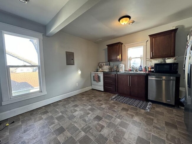 Building Photo - 1106 1/2 hammond ave