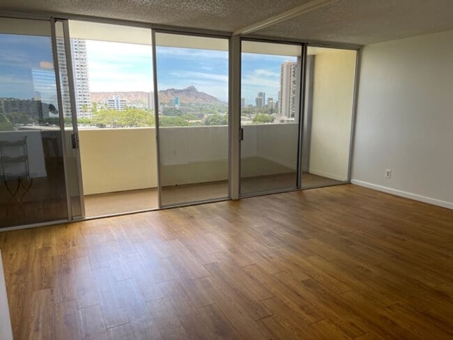 Building Photo - Studio w/ parking -Close to UH! Views of Diamond Head- Electricity Included
