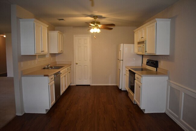Building Photo - 4bd/2ba house close to shopping and Ft. Hood!